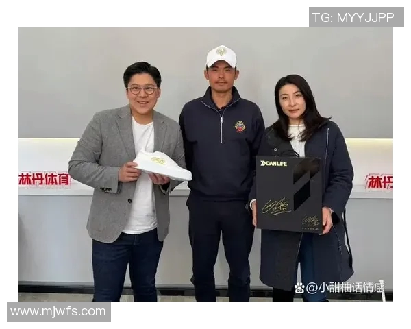 林丹与足球明星同框合影展现运动精神与友谊的精彩瞬间 林丹与足球明星同框合影展现运动精神与友谊的精彩瞬间